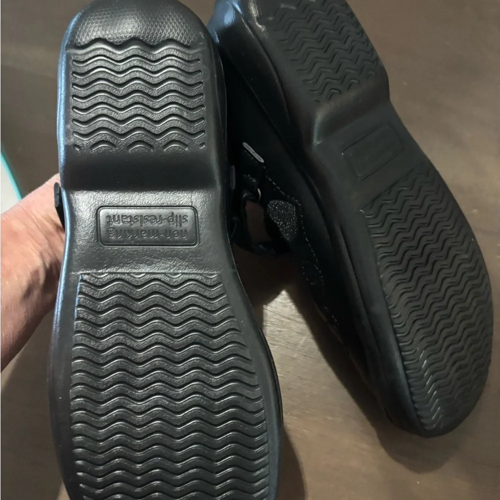 Classic Black Mary Jane Kids Shoes with Heart Detail Sz 5 Kids